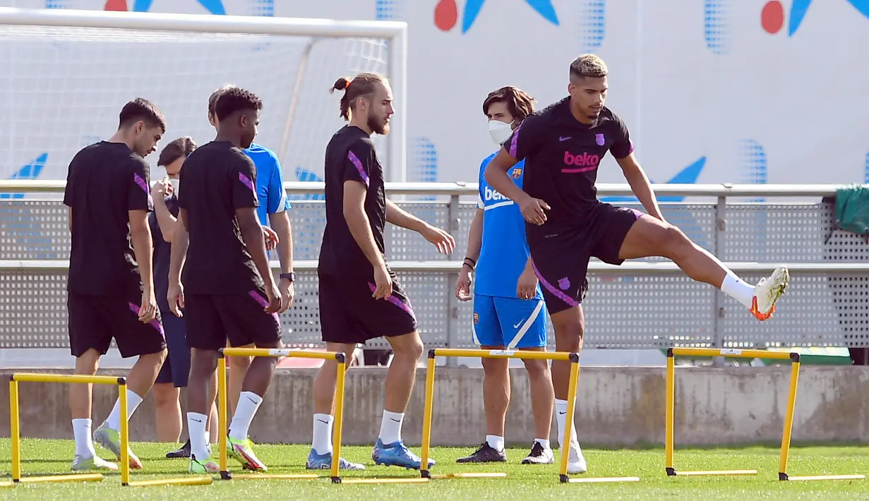 Bek Barcelona Ronald Araujo (kanan) dan timnya menghadiri sesi latihan menjelang duel melawan Benfica di Joan Gamper di Sant Joan Despi, Selasa (28/9/2021). Barcelona akan menghadapi Benfica dalam laga fase Grup E Liga Champions pada Kamis dini hari WIB, 30 September mendatang. (Josep LAGO / AFP)