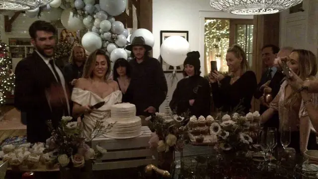 Suasana Pernikahan Miley Cyrus - Liam Hemsworth (Instagram/ billyraycyrus - https://www.instagram.com/p/Br6FBq2h0Tt/?utm_source=ig_embed)