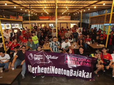 Komunitas IndoManUtd Regional Jakarta memeriahkan acara Roaring Night edisi perdana yang menampilkan pertandingan Premier League 2023/2024 antara West Ham United kontra Manchester United di Pitch 98, Kemang, Jakarta, Sabtu (23/12/2023). (Bola.com/Bagaskara Lazuardi)
