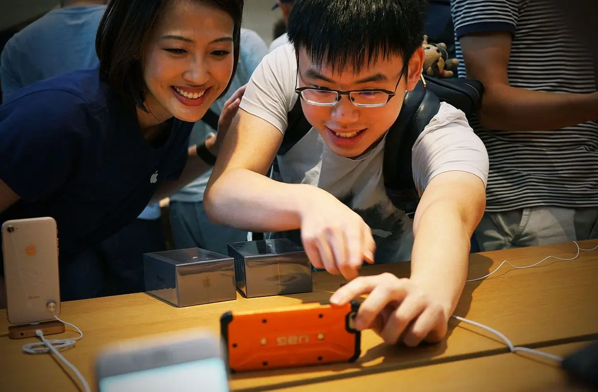 Varis Sinthopruangchai, mahasiswa pertukaran pelajar dari Thailand berfoto selfie dengan iPhone 8 terbarunya Apple Store Singapura. (Aloysius Low/CNET)