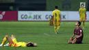 Pemain Bhayangkara tertunduk usai dikalahkan PSM Makassar pada lanjutan Liga 1 Indonesia di Stadion Patriot Candrabhaga, Bekasi, Kamis (19/10). PSM Makassar unggul 2-0. (Liputan6.com/Helmi Fithriansyah)