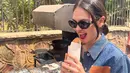 Tidak lupa saat menikmati momen jalan-jalan di kota Maroko, Luna Maya pun sempat menikmati jajalan kaki lima. Salah satunya ialah mencoba makanan-makanan ringan yang banyak dijual oleh para penjual di pinggir jalan. (Liputan6.com/IG/@lunamaya)