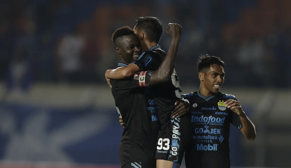 Selebrasi gol pemain Persib pada laga lanjutan Piala Presiden 2019 yang berlangsung di Stadion Si Jalak Harupat, Kabupaen Bandung, Selasa (12/3). Persib Menang 4-0 atas Perseru. (Bola.com/Yoppy Renato)