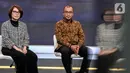 Ketua Komisi Pemilihan Umum (KPU) Hasyim Asy'ari (kanan) bersama Pimpinan Redaksi SCTV Retno Pinasti (kiri) saat acara penandatanganan MoU antara Emtek dengan KPU di SCTV Tower, Jakarta, Selasa (30/8/2022). Kerja sama KPU dengan Emtek ini terkait sosialisasi Pemilihan Umum yang akan diselenggarakan 2024 mendatang. (Liputan6.com/Johan Tallo)