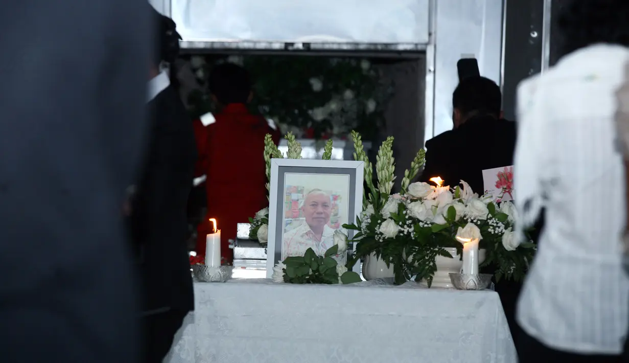 Pintu tempat Bondan Winarno dikremasi ditutup rapat. Lagu-lagu rohani mengiringi proses tersebut. Sekitar tiga jam proses tersebut. (Nurwahyunan/Bintang.com)