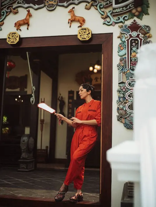 Kesan tegas dari warna orange dan warna biru tua klasik, mengemas koleksi ini untuk menambah semarak perayaan Imlek. Selain itu, aksesoris fungsional berupa tusuk konde dan kipas tradisional juga kami tawarkan untuk memperkuat tampilan dan semangat Tahun Baru Imlek. [ Foto dok: MASSHIRO&Co. dan AIDAN AND ICE ]