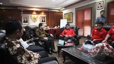 Ketua KPU Pusat, Husni Kamil Manik (kedua kiri) menerima Sekjen PDIP, Hasto Kristiyanto di kantor KPU, Jakarta, Selasa (12/5/215). Pertemuan untuk memberikan dukungan kepada KPU jelang Pilkada Serentak Desember 2015 nanti. (Liputan6.com/Helmi Afandi)