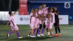 Pemain Selebriti FC Cristian Gonzalez diangkat rekan setimnya saat kegiatan fun football dalam rangka kehadiran Peter Schmeichel ke Vidio di kawasan Pancoran, Jakarta, Minggu (6/8/2023). (Liputan6.com/Herman Zakharia)