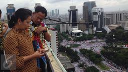 Menteri BUMN, Rini Soemarno saat berada di atas gedung BUMN, Jakarta, Rabu (2/12). Diketahui, aksi 2 Desember yang disebut 'superdamai' itu tidak bakal diisi orasi. (Liputan6.com/Faizal Fanani)