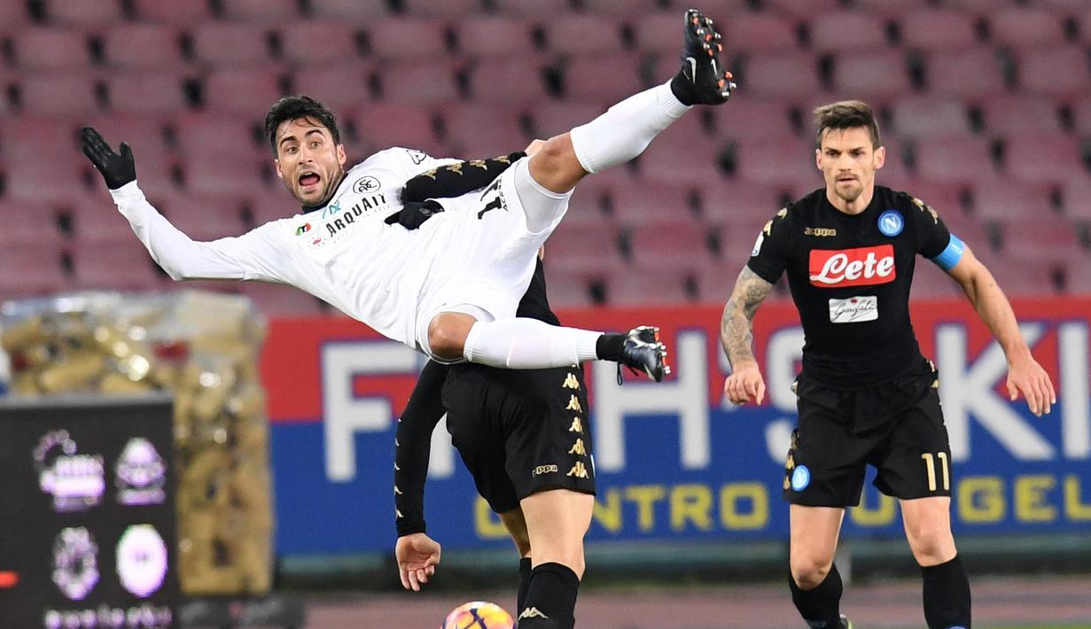 Aksi pemain Spezia, Jaime Baez saat berebut bola dengan pemain Napoli pada laga Piala Italia di San Paolo stadium, Naples (10/1/2017). Napoli menang 3-1. (Ciro Fusco/ANSA via AP)