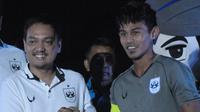 CEO PSIS Semarang, Yoyok Sukawi (kiri) bersama kapten tim Hari Nur Yulianto. (Bola.com/Vincentius Atmaja)