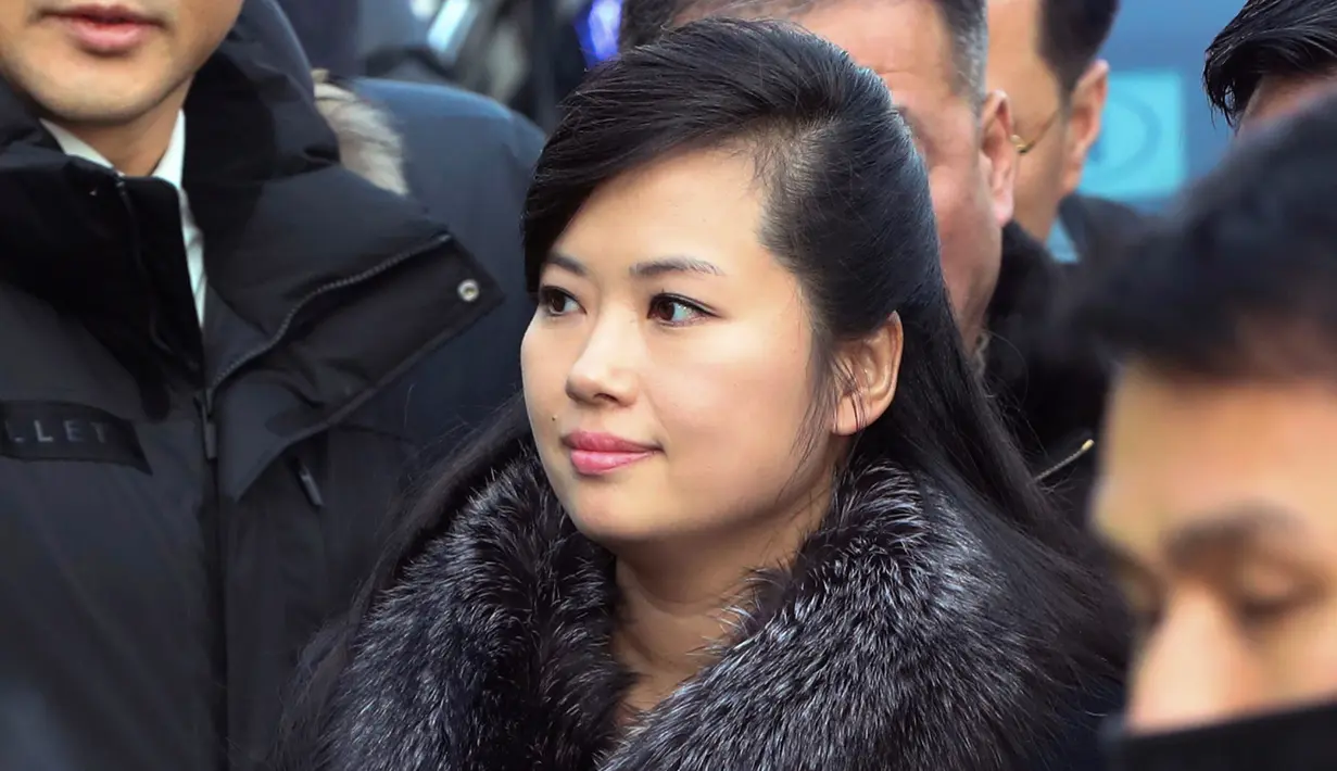 Delegasi Korea Utara, Hyon Song-wol tiba di Stasiun Kereta Seoul, Korea Selatan, Minggu (21/1). Hal tersebut merupakan kunjungan pertama bagi Korea Utara untuk mengikuti ajang Olimpiade Musim Dingin pada Februari di Pyeongchang. (Korea Pool Photo via AP)