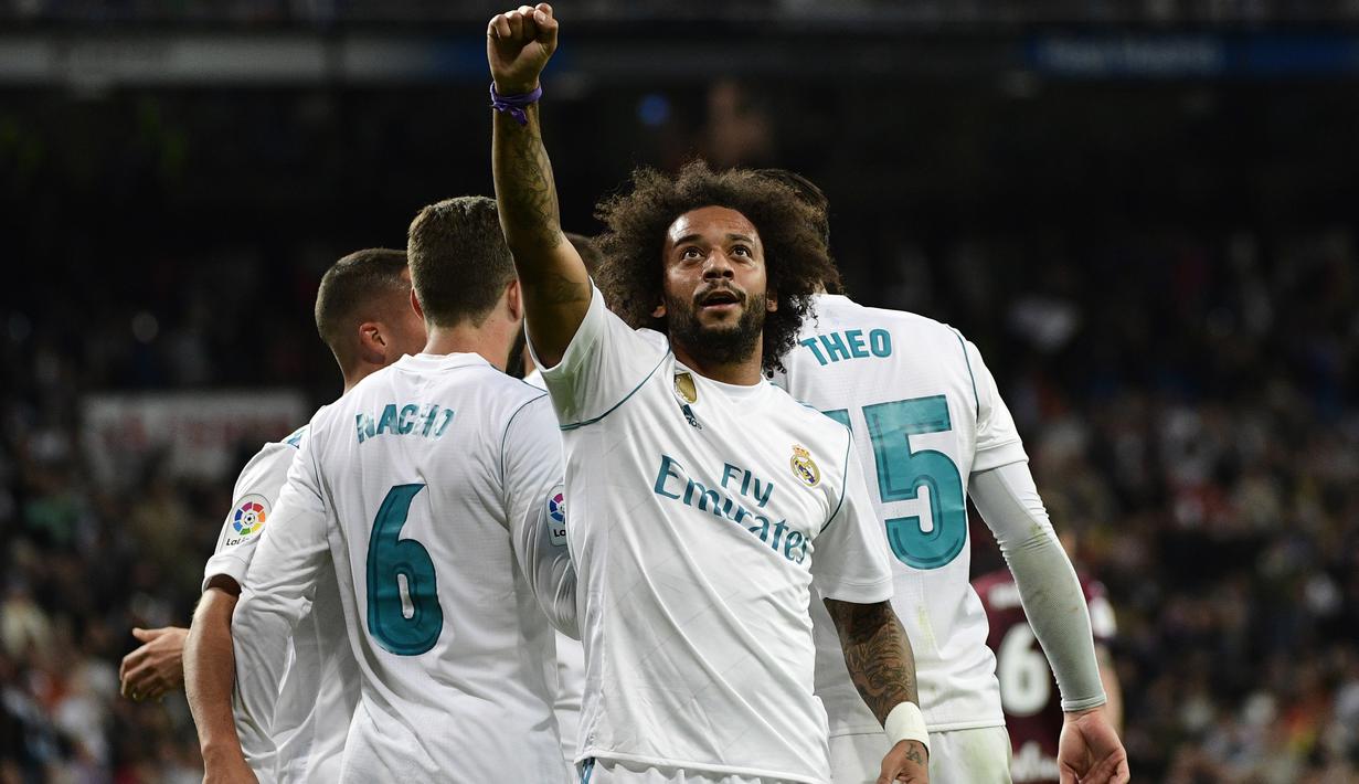Pemain Real Madrid, Marcelo merayakan golnya ke gawang Eibar pada lanjutan La Liga Santander di Santiago Bernabeu stadium, Madrid, (22/10/2017). Madrid menang 3-0. (AFP/Pierre-Philippe Marcou)