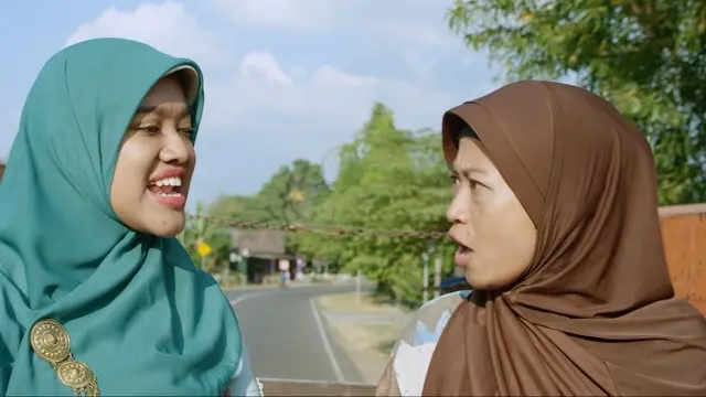 Yu Ning yang dimainkan Brilliana Dedy cekcok dengan Bu Tejo. (Foto: Dok. Ravacana Films)