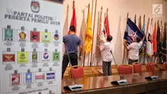 Petugas menata ruangan yang akan digunakan untuk pendaftaran Caleg di Gedung KPU RI, Jakarta, Selasa, (3/7). KPU RI mempersiapkan ruangan untuk pendaftaran Calon Legislatif DPR RI yang berlangsung mulai tanggal 4-17 Juli. (Liputan6.com/Faizal Fanani)