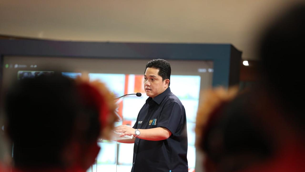 Menteri Badan Usaha Milik Negara (BUMN) Erick Thohir di Kantor PLN, Kamis (7/4/2022). Foto: PLN