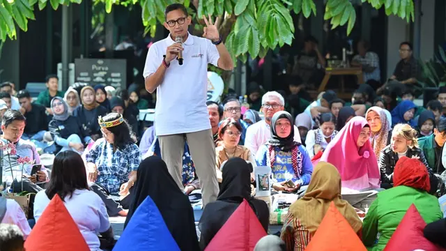 Menteri Pariwisata dan Ekonomi Kreatif (Menparekraf) Sandiaga Uno saat menghadiri Pelatihan Branding dan Digital Marketing di Hetero Space Solo, Jawa Tengah.