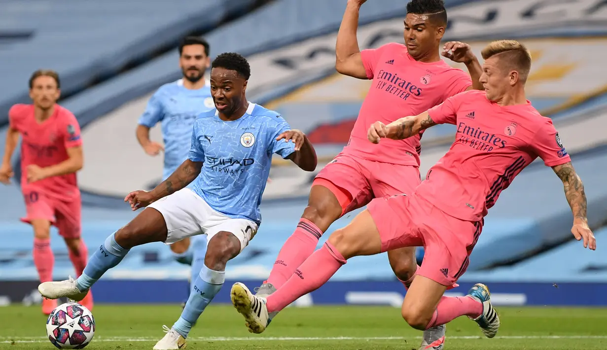 Gelandang Manchester City, Raheem Sterling, berebut bola dengan gelandang Real Madrid, Toni Kroos, pada laga leg kedua 16 besar Liga Champions di Etihad Stadium, Sabtu (8/8/2020) dini hari WIB. Manchester City menang 2-1 atas Real Madrid. (AFP/Shaun Botterill/pool)