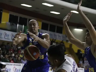 Pemain Satria Muda, Arki Dikania, berusaha berebut bola dengan pemain NSH Jakarta pada laga semi final IBL 2019 di GMSB Kuningan, Jakarta, Jumat(8/3). (Bola.com/Yoppy Renato)