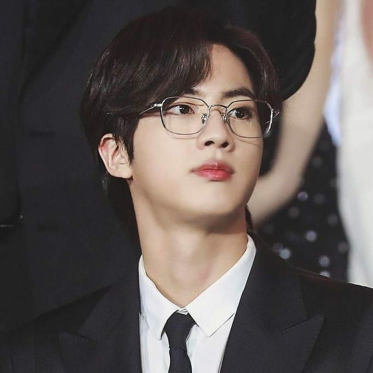Gangguan Penglihatan Tak Halangi Karier, 8 Idol Korea Ini Jadi Inspirasi