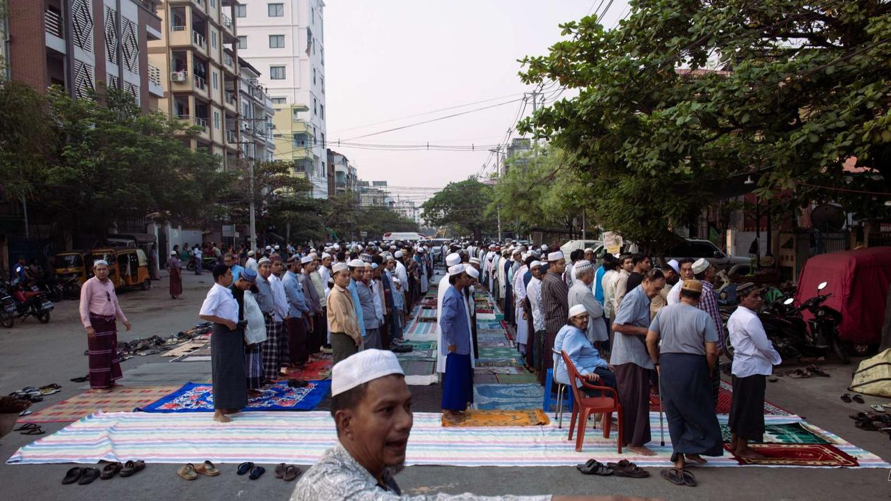 Muslim di Myanmar gelar salat Idulfitri di jalanan