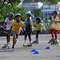 Sekelompok anak sedang berlatih sepatu roda di lapangan parkir stadion Madya Sempaja, Samarinda. (Antara)
