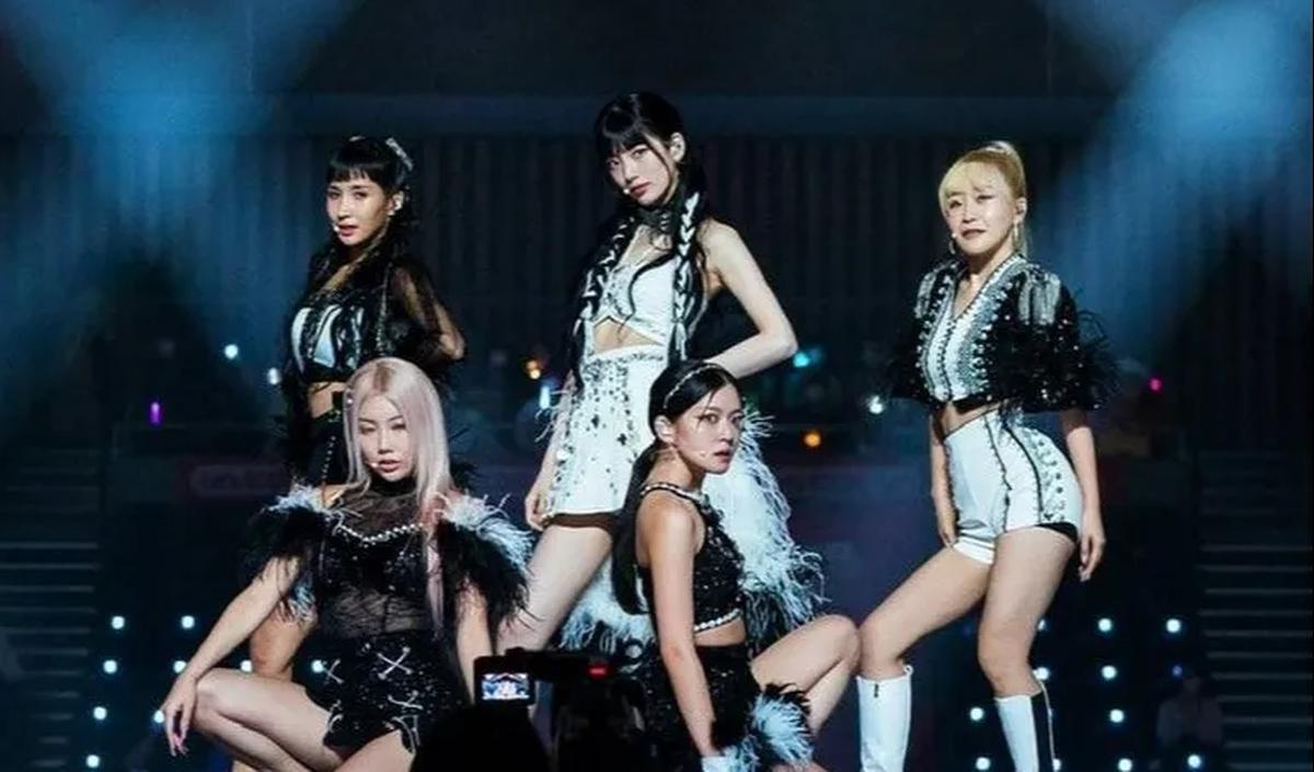 Dalam drama ini, Suzy beradu akting dengan Yang Se-jong, menghidupkan kisah romantis antara mahasiswa tahun pertama dan mantan bintang K-pop yang bertemu di rumah kos.&nbsp;