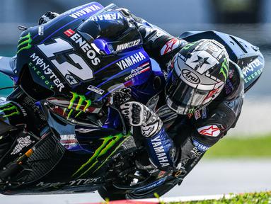 Pebalap Yamaha, Maverick Vinales, saat beraksi pada tes pramusim MotoGP 2019 di Sirkuit Sepang, Kamis (7/2). Pada tes pramusim kali ini Maverick Vinales menduduki posisi pertama dengan catatan waktu 1 menit 58.897 detik. (AFP/Mohd Rasfan)