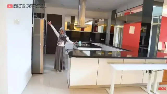 Potret dapur rumah baru Ria Ricis (Sumber: YouTube/Ricis Official)