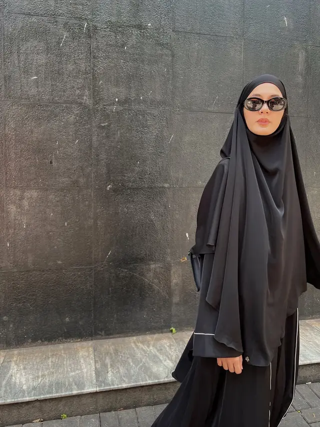 Gaya Syar'i Stylish Paula Verhoeven, Padukan Abaya Hitam dengan Tas dan Sandal Hermes