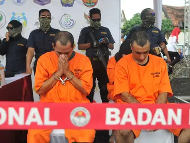 Tersangka dihadirkan saat pemusnahan barang bukti narkotik jenis shabu sebanyak 120 kilogram di lapangan parkir Kota Tua, Jakarta, Jumat (26/2). Barang bukti narkoba didapat BNN dari hasil tangkapan sejak awal Januari 2016. (Liputan6.com/Gempur M Surya)