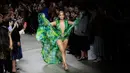 Bintang pop dan aktris Jennifer Lopez berjalan di catwalk menutup peragaan busana Versace untuk Spring/Summer Collection 2020 pada Milan Fashion Week 2019, Jumat (20/9/2019). Jennifer Lopez mengenakan versi baru gaun hijau ikonis yang pernah ia gunakan di Grammy Awards 20 tahun lalu. (AP/Luca Bruno)