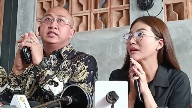 Sarwendah bersama kuasa hukumnya, Chris Sam Siwu