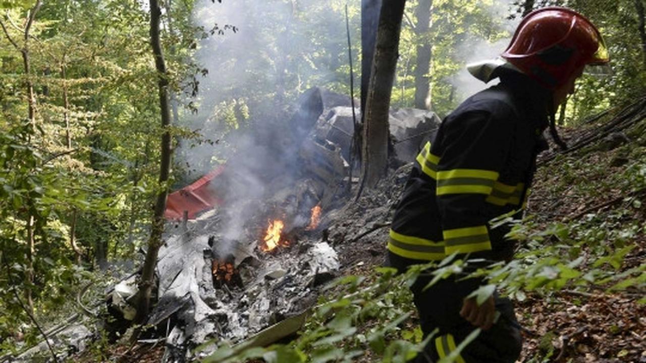 Dua pesawat penerjun payung bertabrakan dan jatuh terbakar di hutan