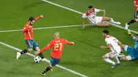 Pemain Isco bersiap melakukan tendangan yang akhirnya membuahkan gol saat melawan Maroko dalam pertandingan Piala Dunia 2018 di Stadion Kaliningrad, Rusia (25/6). (AP/Michael Sohn)