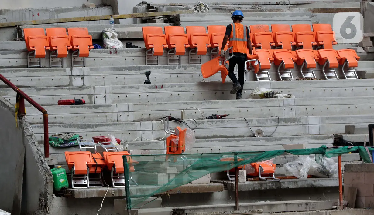 Aktivitas pengerjaan pembangunan Jakarta International Stadium (JIS), Selasa (21/12/2021). Hingga minggu ke-120, progres pembangunan Jakarta International Stadium telah mencapai 90,88 persen dan ditarget bakal resmi digunakan pada triwulan pertama 2022. (Liputan6.com/Helmi Fithriansyah)
