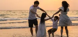 emakin banyak keluarga mencoba digital detox 24 jam saat liburan untuk mengurangi distraksi gadget dan menciptakan quality time yang lebih hangat bersama orang-orang terdekat. [Dok/freepik.com/tirachardz]