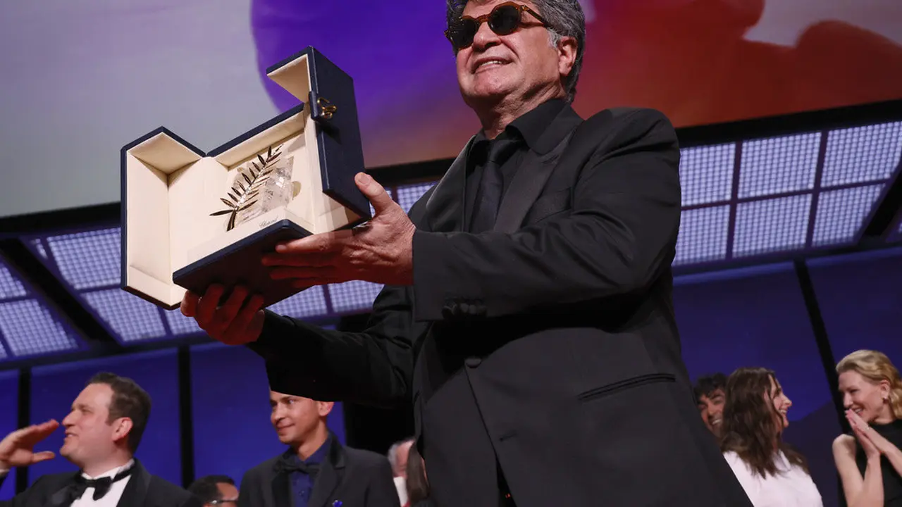 Sutradara Iran Jafar Panahi, menerima Palme d'Or untuk film It Was Just an Accident, dalam Festival Film Cannes 2025. (Photo by Joel C Ryan/Invision/AP)