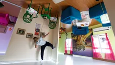 Seorang turis memegang telepon saat berkunjung ke dapur rumah terbalik di kota resor Mediterania, Antalya, Turki, Sabtu (12/11). Keberadaan rumah terbalik ini menjadi daya tarik tersendiri untuk wisatawan. (REUTERS/Murad Sezer)
