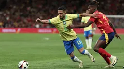 Laga ujicoba antara timnas Spanyol vs Brasil berakhir imbang 3-3. (Thomas COEX/AFP)