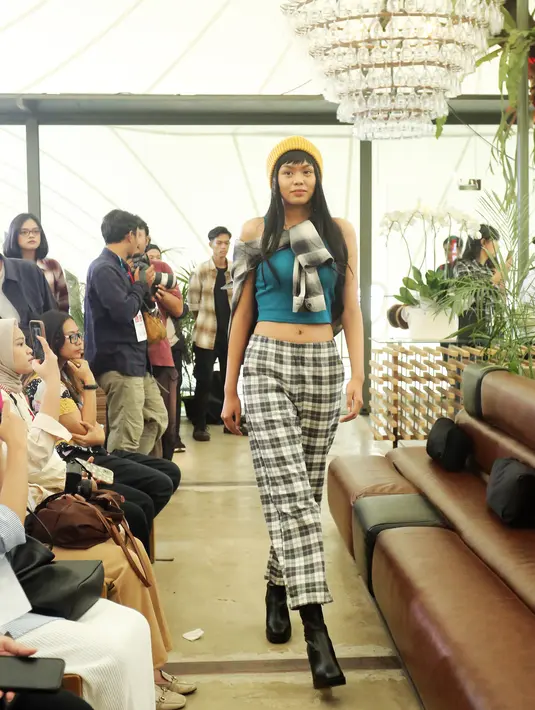 Total sebanyak 51 motif dihadirkan dengan ragam corak dan warna dalam koleksi flannel terbaru UNIQLO. Lengkap dengan beragam jenis pakaian dari kemeja hingga celana Panjang flannel. [Foto: Fimela.com/Bambang E Ros]