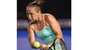 Petenis Ukraina, Kateryna Bondarenko mengembalikan bola saat melawan petenis Swiss, Belinda Bencic pada hari ke-5 turnamen tenis Australian Open 2016  di Melbourne, Jumat (22/1/2016). (AFP/Greg Wood)