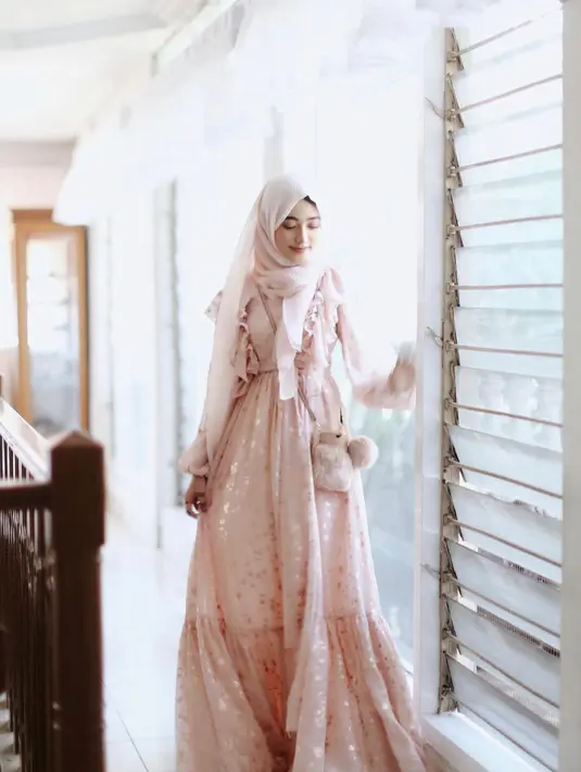 Gamis kembang dengan aksen ruffle pada bagian atas dan bawah serta motif yang simpel akan membuatmu tampil cantik di hari raya. (instagram/shireeenz)