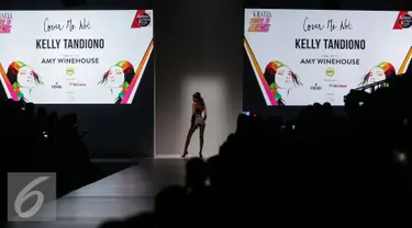 Model membuka peragaan rancangan Kelly Tandiono yang bertemakan Amy Winehouse dalam Jakarta Fashion Week 2017 di Jakarta, Minggu (23/10). Kesan seksi penyanyi Amy Winehouse memberikan inspirasi dalam karya Kelly di JFW 2017.(Liputan6.com/Faizal Fanani)