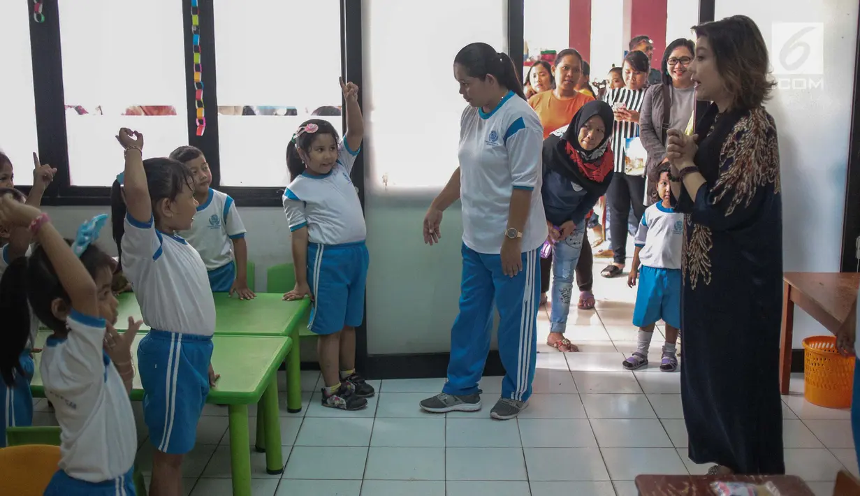 Pendiri Yayasan Pansophia Nusantara, Millie Lukito menyapa anak-anak Pendidikan anak usia dini (PAUD) Cahaya Permata Indonesia (CPI) di Rusunawa Marunda, Jakarta Utara, Jumat (30/11). (Liputan6.com/Faizal Fanani)
