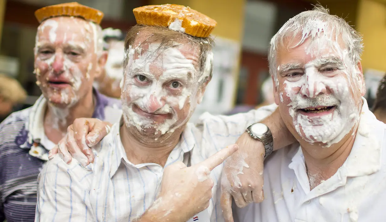 Peserta memperlihatkan wajahnya yang berlumuran kue pai usai mengikuti "pie fight" di Berlin, Jerman, 19 Juni 2015. Acara ini diselenggarakan oleh sebuah bioskop di Jerman. (REUTERS/Hannibal Hanschke)