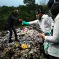 Beberapa petugas sibuk mengumpulkan berbagai sampel limbah medis di tempat pembuangan sampah sementara (TPS) di Desa Panguragan Wetan, Kabupaten Cirebon, Jabar. (Liputan6.com/Panji Prayitno)