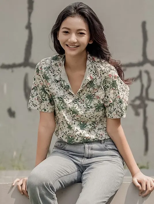 Gaya kasual seakan sudah menjadi andalan wanita 25 tahun ini. Seperti sedang hangout, pemain sinetron Ikatan Cinta ini tampil stylish dengan kemeja bermotif bunga yang dipadukan dengan celana jeans.(Liputan6.com/IG/@glencachysaraofficial)