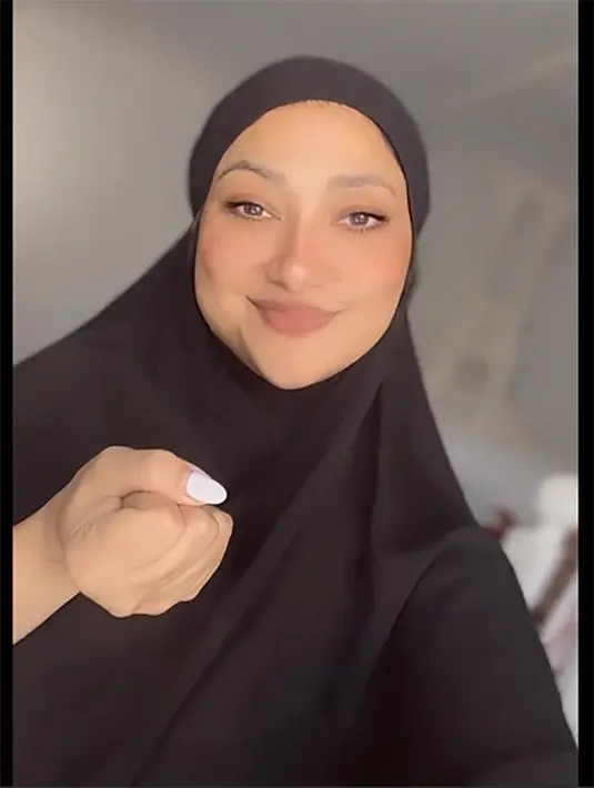 Dalam video singkat tersebut, adik Ayu Azhari itu tampil cantik dengan mengenakan hijab hitam. [Instagram/raazharita]