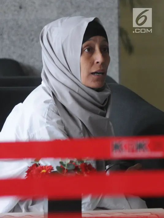 Adik Inneke Koesherawati, Ike Rahmawati duduk di lobi usai menjalani pemeriksaan di gedung KPK, Jakarta, Rabu (8/8). Ike diperiksa sebagai saksi untuk tersangka Wahid Husein. (Merdeka.com/Dwi Narwoko)